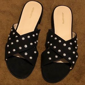 NWOT Liz Claiborne Velvet crisscross sandals